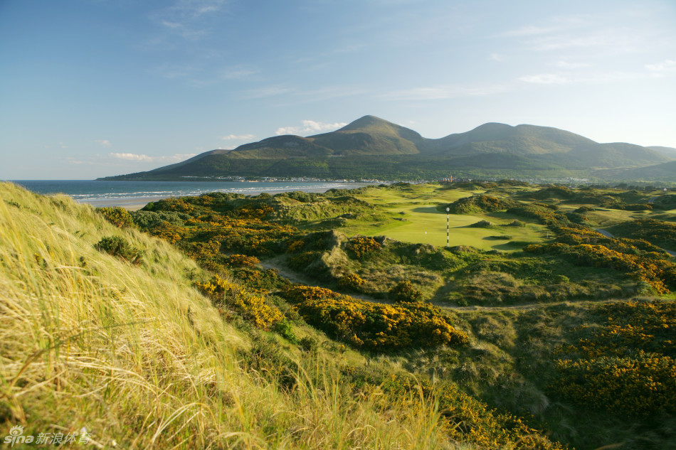 从果岭后方回望第4洞，可以清晰看到进攻路线上错综复杂的沙坑布局与起伏的地形，挑战性一目了然