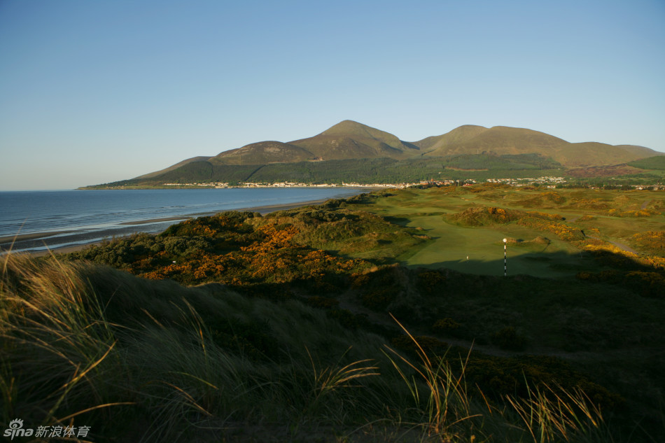 雨后的第4洞，果岭旗在微风中轻扬，潮湿的沙坑颜色变深，空气中仿佛还弥漫着林克斯球场特有的清新与挑战的气息