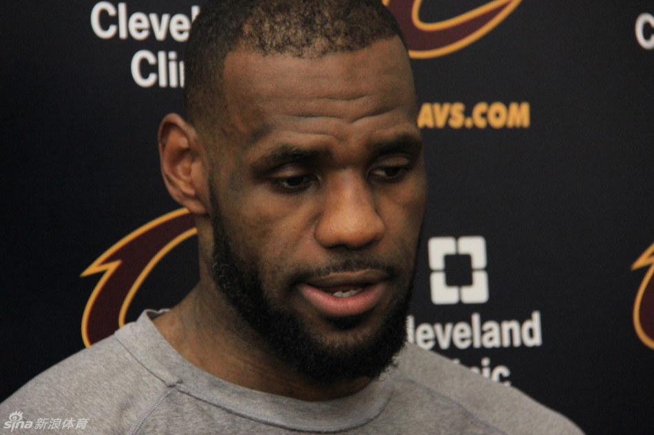 骑士训练詹皇JR大秀腹肌