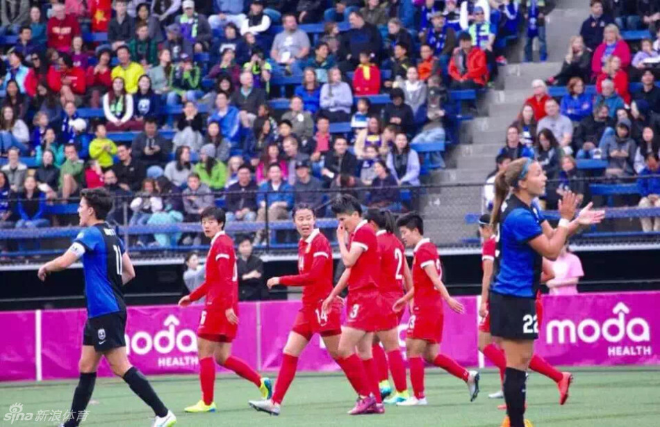 在悉尼滂沱大雨中，身披红色战袍的中国女足姑娘们正与对手激烈争抢头球，雨水混着汗水在空中挥洒，眼神中透露出对胜利的无限渴望。