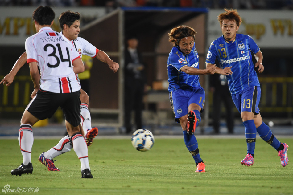 在关键比赛中，首尔FC老将车杜里奋力突破，遭遇到对方丹羽大辉的严密跟防，两人眼神交错间，充满了火药味与竞技的张力。