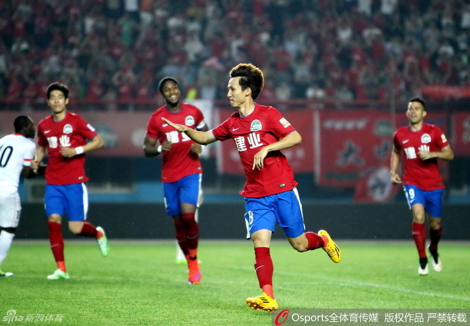 尹鸿博振臂高呼，点燃航海体育场激情，建业开局梦幻破门