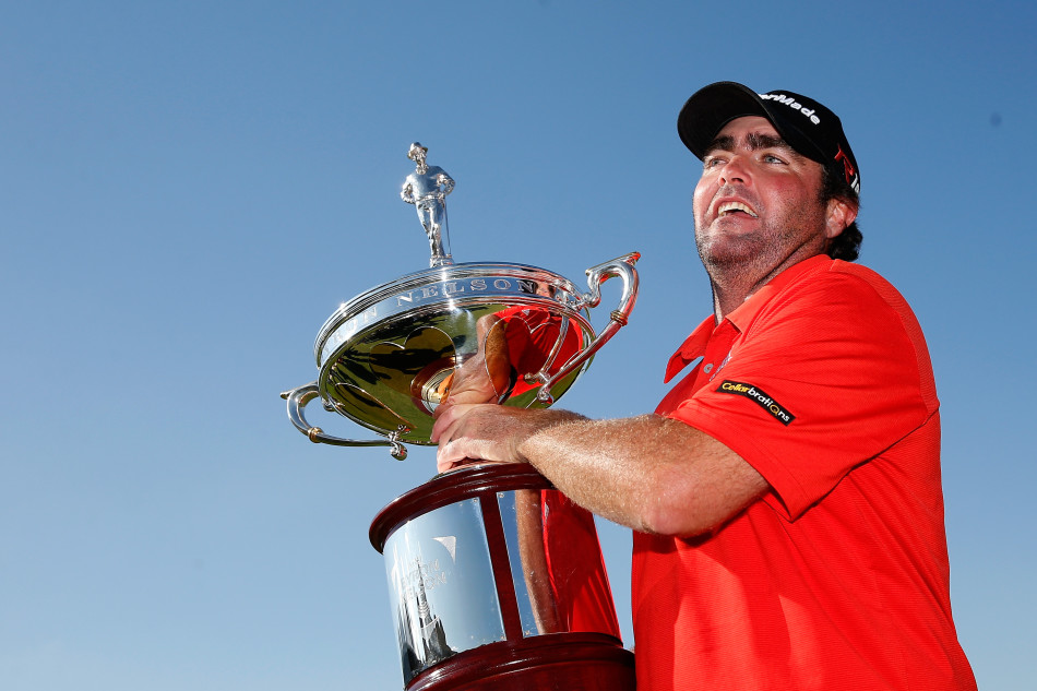 荣耀之巅：鲍迪奇意气风发地将冠军奖杯高高举过头顶，四周是欢呼与掌声的海洋