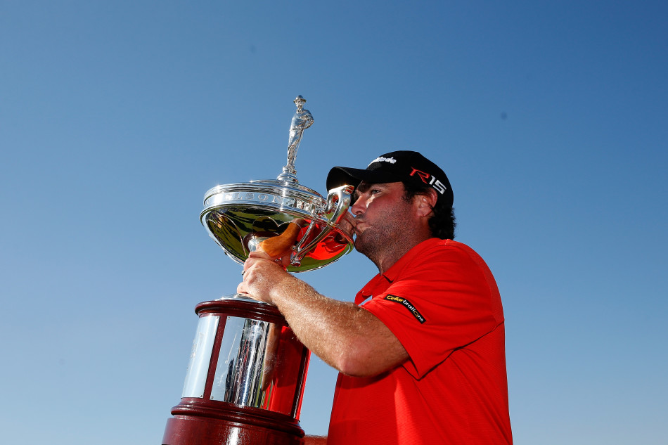 眷侣的背影：鲍迪奇与妻子并肩漫步于葱郁的赛场，背影中流淌着无需言说的默契与安宁