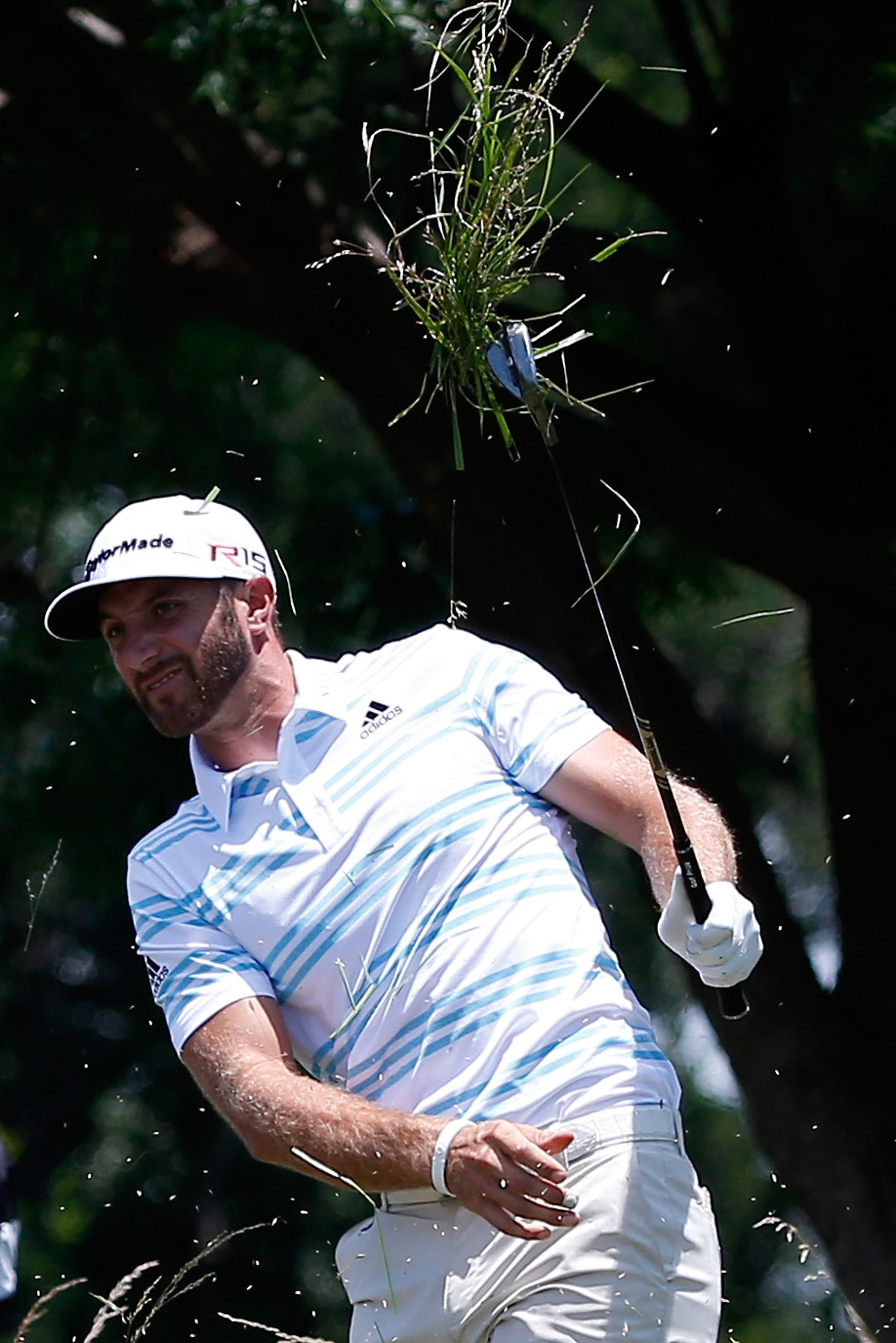 胜利的欢颜：杰米-沃克尔在赛场上露出满足而幸福的笑容，眼神中闪烁着对比赛的享受与热爱