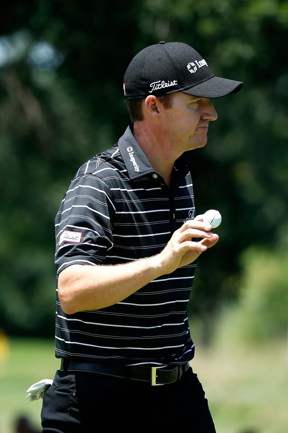 战术时刻：达斯汀-约翰逊与同组球员凝神审视球道，正在为关键一击进行最后的策略沟通