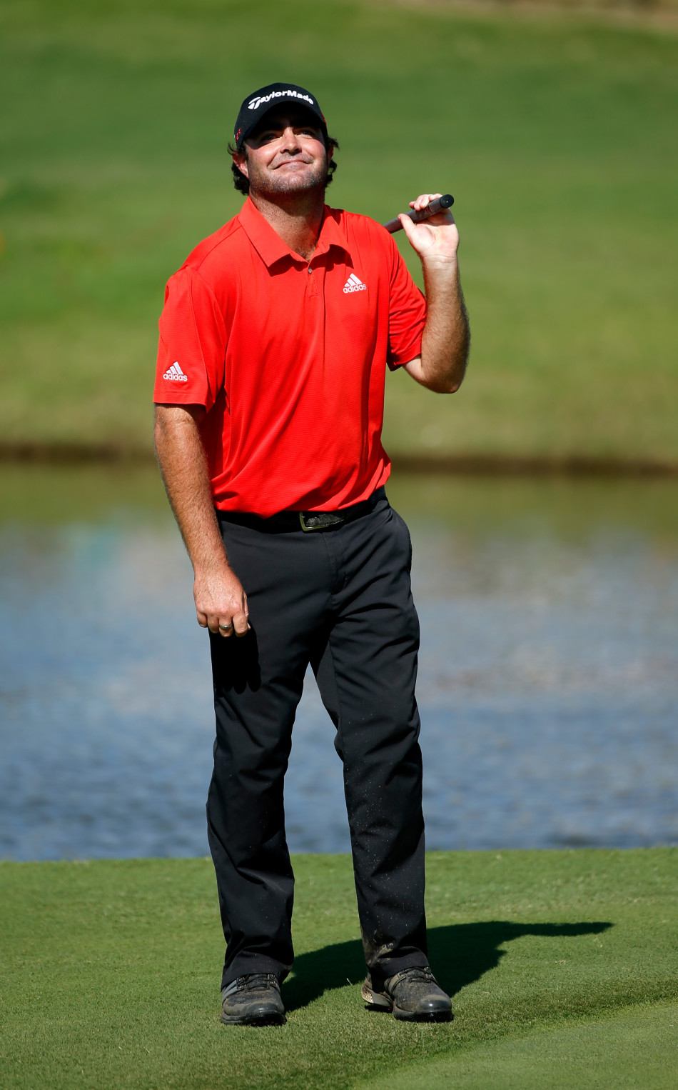 捧杯时刻：鲍迪奇双手稳稳捧起造型别致的冠军奖杯，低头凝视，脸上写满了梦想成真的感慨与欣慰