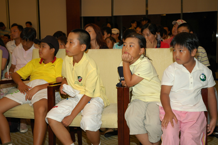夏日训练场上,年幼的冯珊珊与伙伴们正聚精会神地练习推杆,阳光洒在稚嫩而专注的脸庞上
