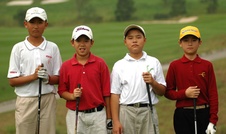 少年石昱婷与队友们在赛后合影,手捧奖杯的笑容里洋溢着纯真的自豪与快乐