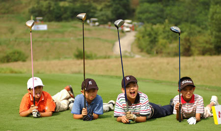 炎炎烈日下,小球员们正在进行艰苦的体能训练,汗水浸湿了衣衫却无人放弃