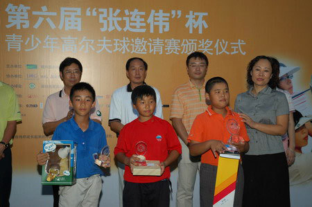 镜头前,少年李昊桐与队友们摆出调皮搞怪的姿势,展现出赛场外活泼可爱的一面