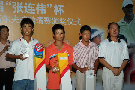 颁奖仪式后,小球员们簇拥着奖牌开怀大笑,童年的友谊在胜利的喜悦中熠熠生辉