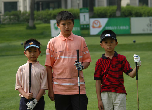 绿茵场上,一群少年扛着球杆的背影,朝着梦想的方向坚定前行