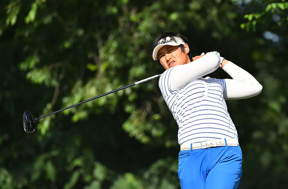 球员在发球台上优雅完成全挥杆，阳光勾勒出充满力量与美感的身体线条。