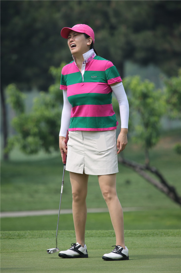 演员金波打出好球后紧握拳头,脸上绽放出灿烂无比的笑容,尽情释放着赛场上的喜悦与激情。