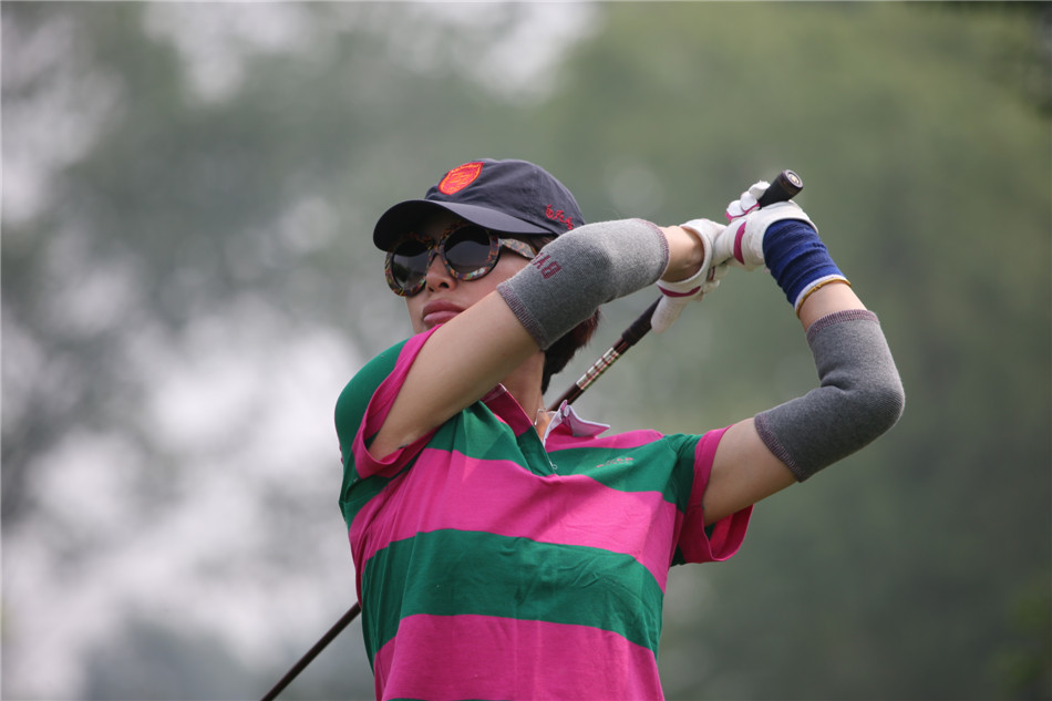 赛后欢乐的颁奖晚宴上,队员们正聚精会神地参与激动人心的幸运抽奖环节,期待着惊喜降临。