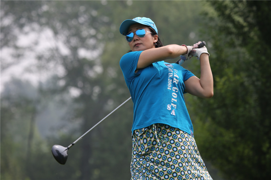 全明星球队的队员们赛后齐聚一堂,面带笑容拍摄大合影,共同记录下这个充满汗水与欢笑的珍贵日子。