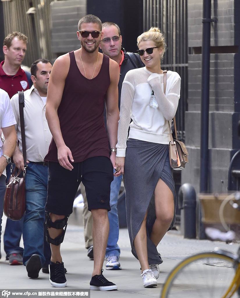 帕森斯当街热吻超模秀恩爱