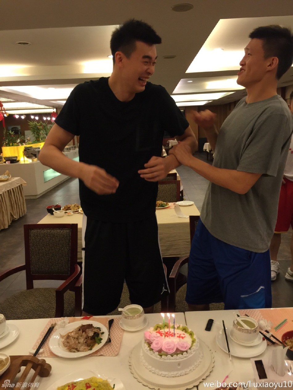 男篮队员给李慕豪过生日_高清图集_新浪网