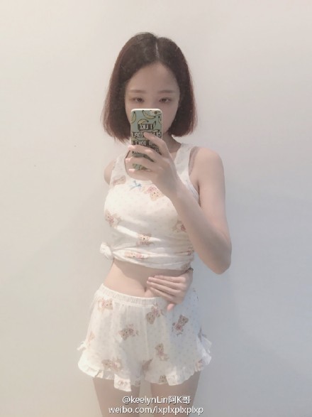 "反手摸到肚脐身材好"的话题火爆网络,引得各路小蛮腰网友纷纷尝试