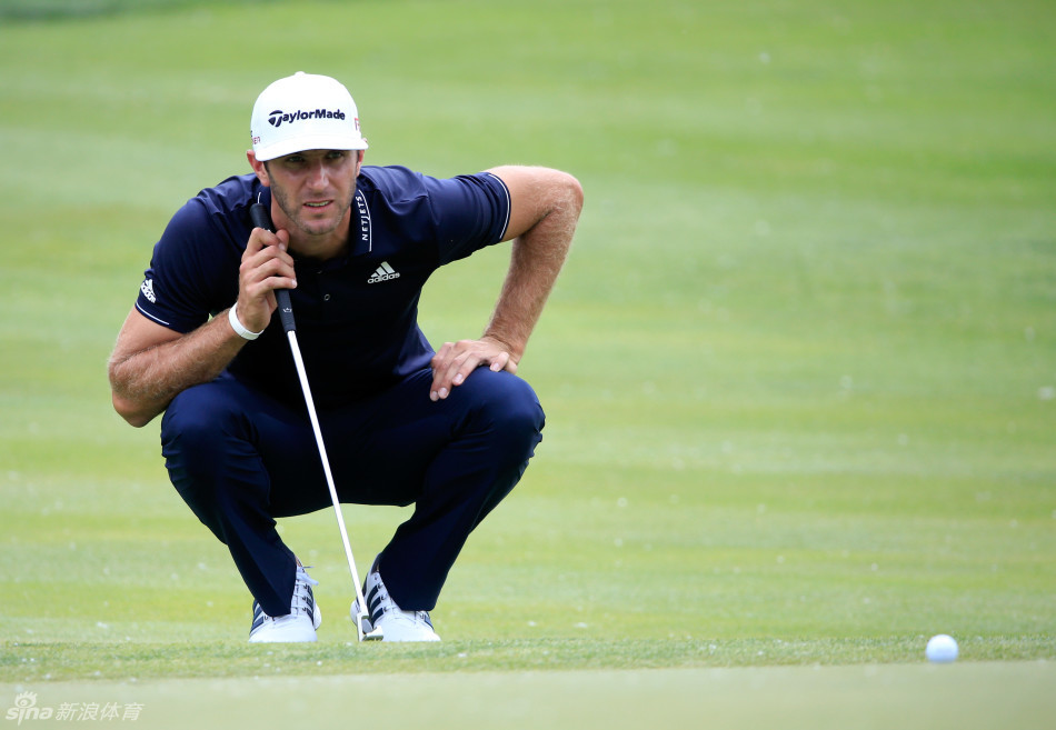 林默斯在果岭上观察推杆线路,神情专注,冠军的沉稳气质显露无遗。