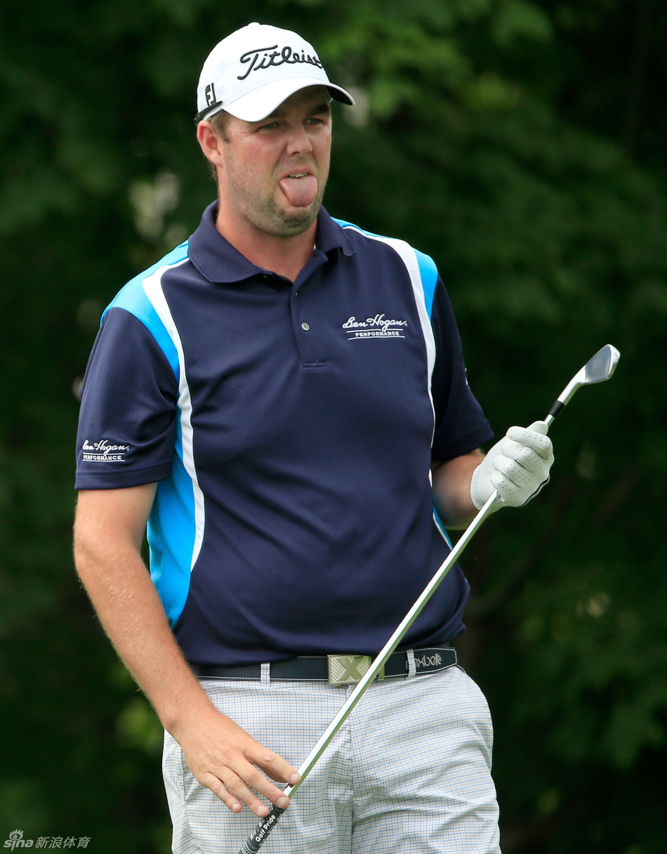 林默斯以优雅流畅的动作完成击球,身姿与球场环境构成和谐一景。