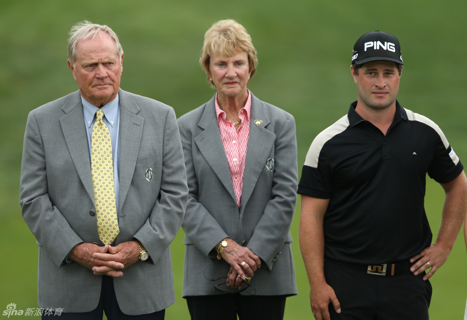 纪念高球赛冠军林默斯高举奖杯,灿烂笑容与银色奖杯在阳光下交相辉映。