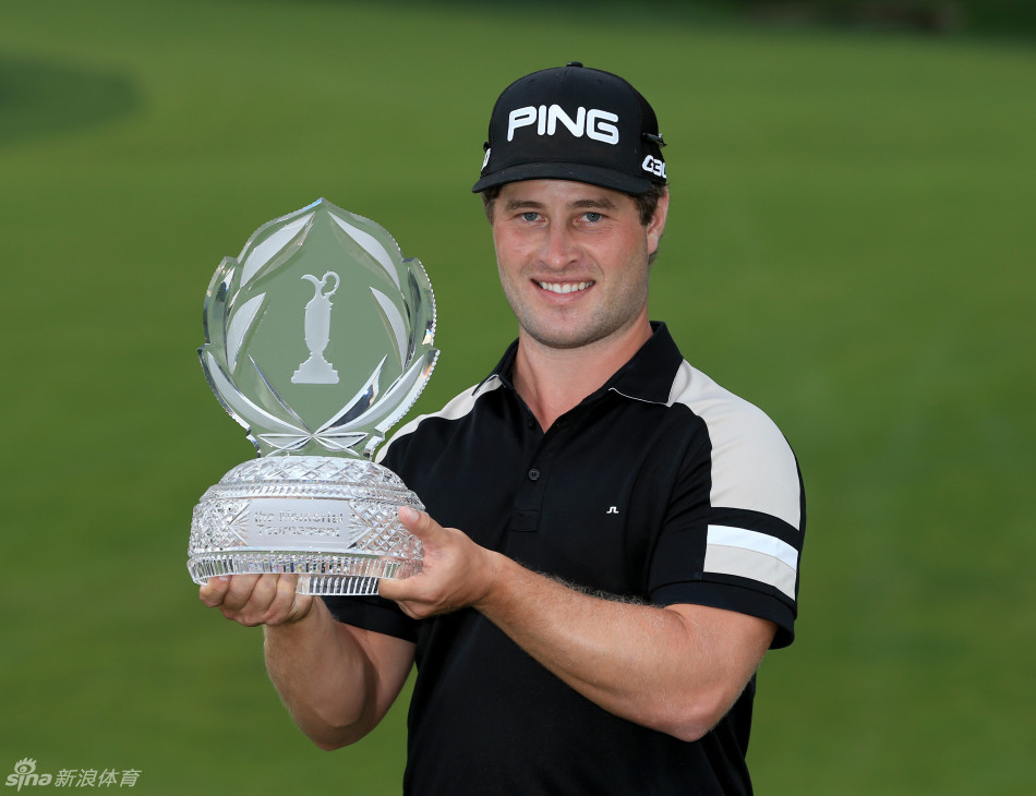 林默斯在第18洞果岭凝神准备推杆,专注的眼神锁定冠军之路。