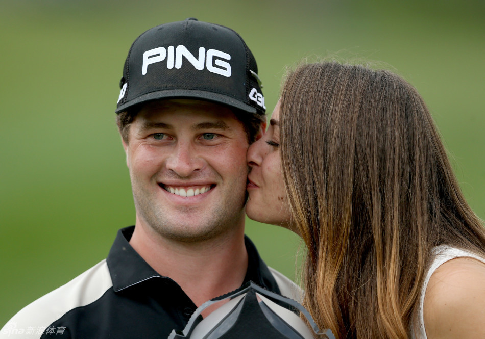 夺冠后,林默斯的女友上前深情一吻,温馨瞬间洋溢着爱与骄傲。