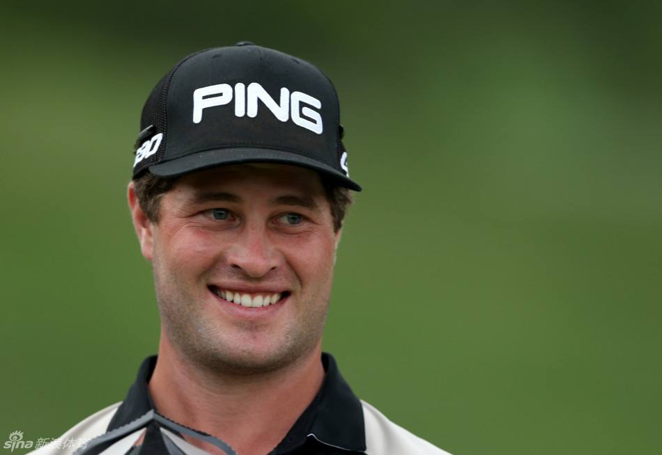 林默斯在比赛中露出轻松顽皮的笑容,展现出高尔夫运动活泼的另一面。