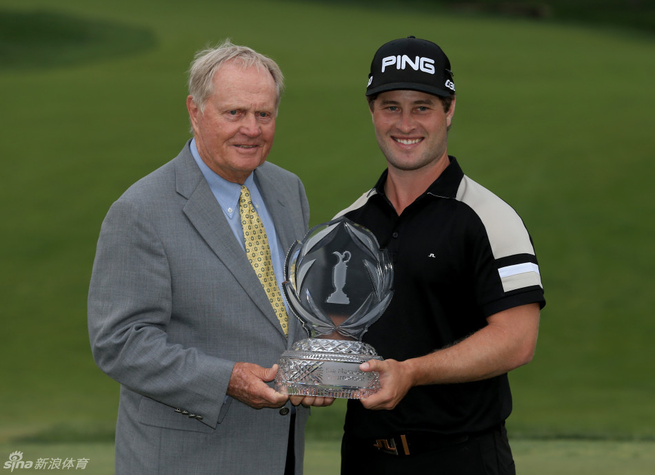 林默斯手持冠军奖杯向观众致意,脸上写满了梦想实现的满足与自豪。