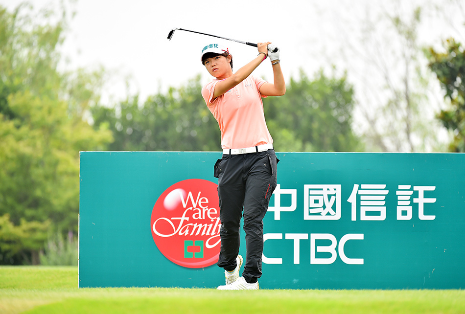 潘艳红与闫盼盼两位内地冠军球手在发布会后轻松交谈，分享比赛心得与训练趣事