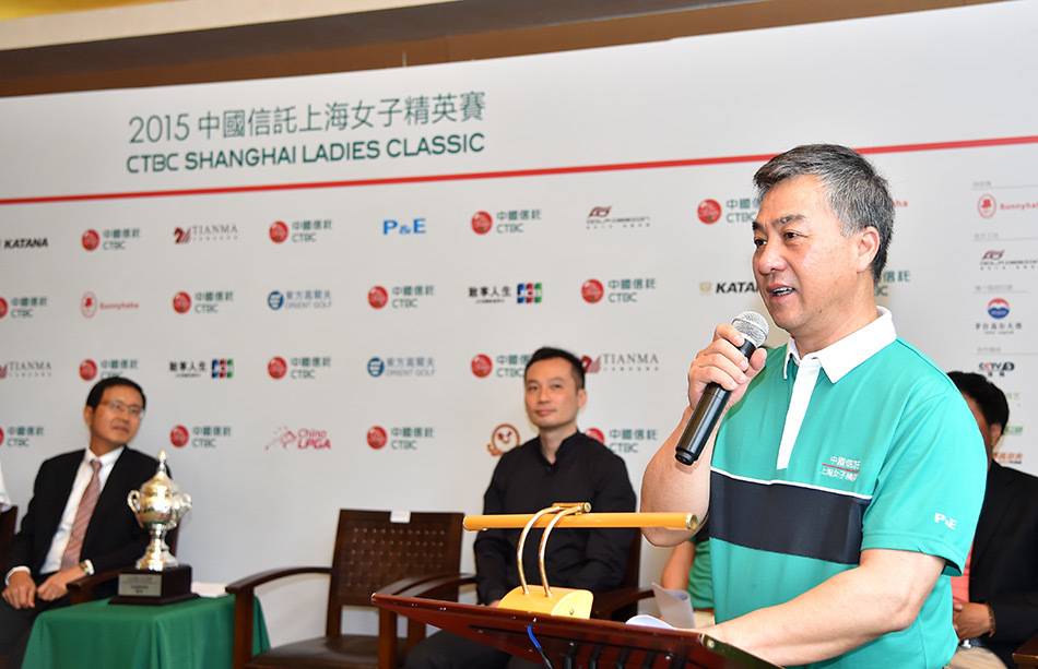 叶欣宁与林子麒两位中华台北球手在发布会后亲切交流，讨论即将到来的比赛策略