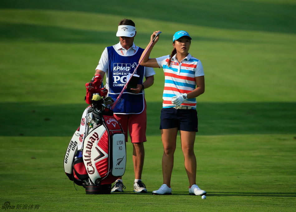 高宝璟在比赛中全神贯注,准备挥杆,她的姿态稳定而从容,展现了世界级球手的风范。