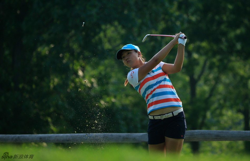 吉林娜·皮勒站在球道中央,微微蹙眉思考,正在与团队一起为下一杆击球制定精心的策略。