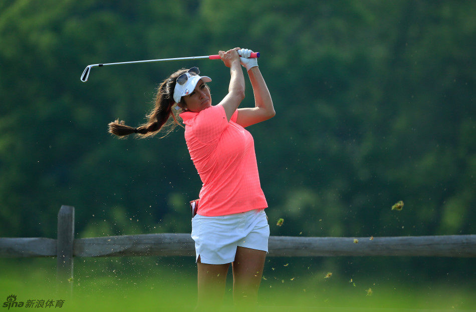 金世瑛与她的球童正在果岭边认真商讨策略,两人的表情专注,体现了赛场上的紧密合作与信任。