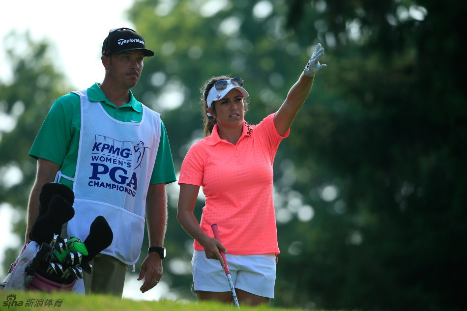 莱克西·汤普森强力挥杆的瞬间,身体完全舒展,充满力量感,小白球仿佛即将被巨大的能量弹射而出。