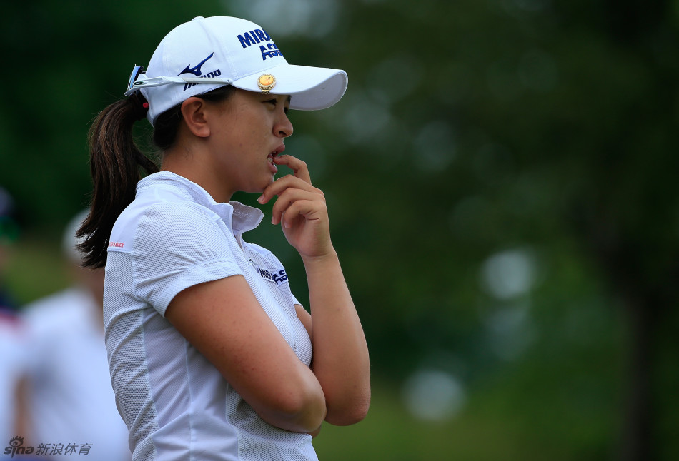 朴仁妃以优雅的姿态完成推杆随挥动作,她的整体平衡感极佳,展现了冠军球员扎实的基本功。