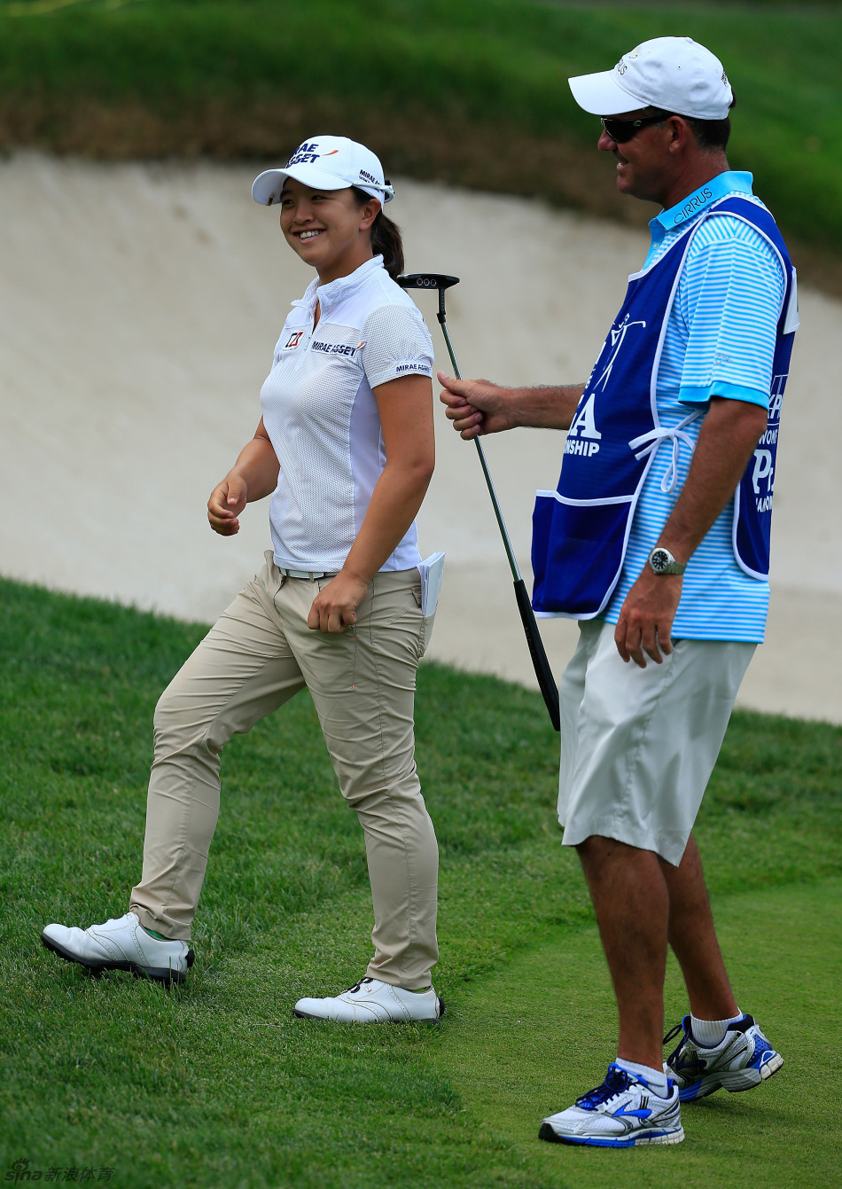一个明黄色的高尔夫球包特写,颜色鲜艳夺目,在阳光下格外耀眼,彰显着主人的活力与个性。