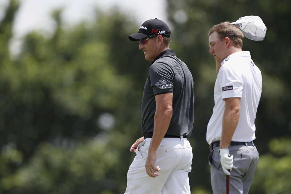 法比安-戈梅斯推杆出手后，身体保持着完美的平衡与优雅的随动姿势，目光坚定地追随小白球滚向洞杯。