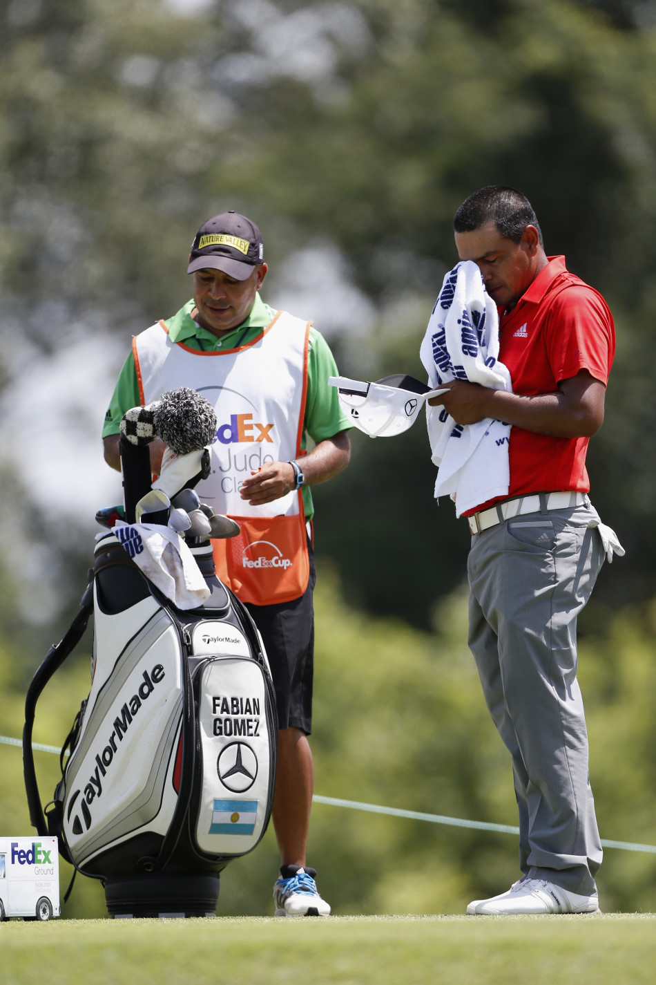 格雷格-欧文以经典的姿势完成一记漂亮的击球，动作流畅而稳定，体现了老将深厚的功底。