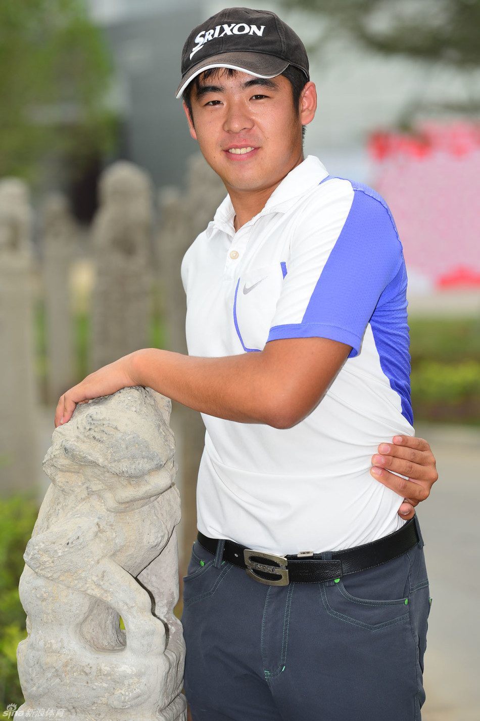 尹勇铉搞怪地撩起上衣下摆，表情俏皮，为欢乐的球场氛围增添了轻松一刻