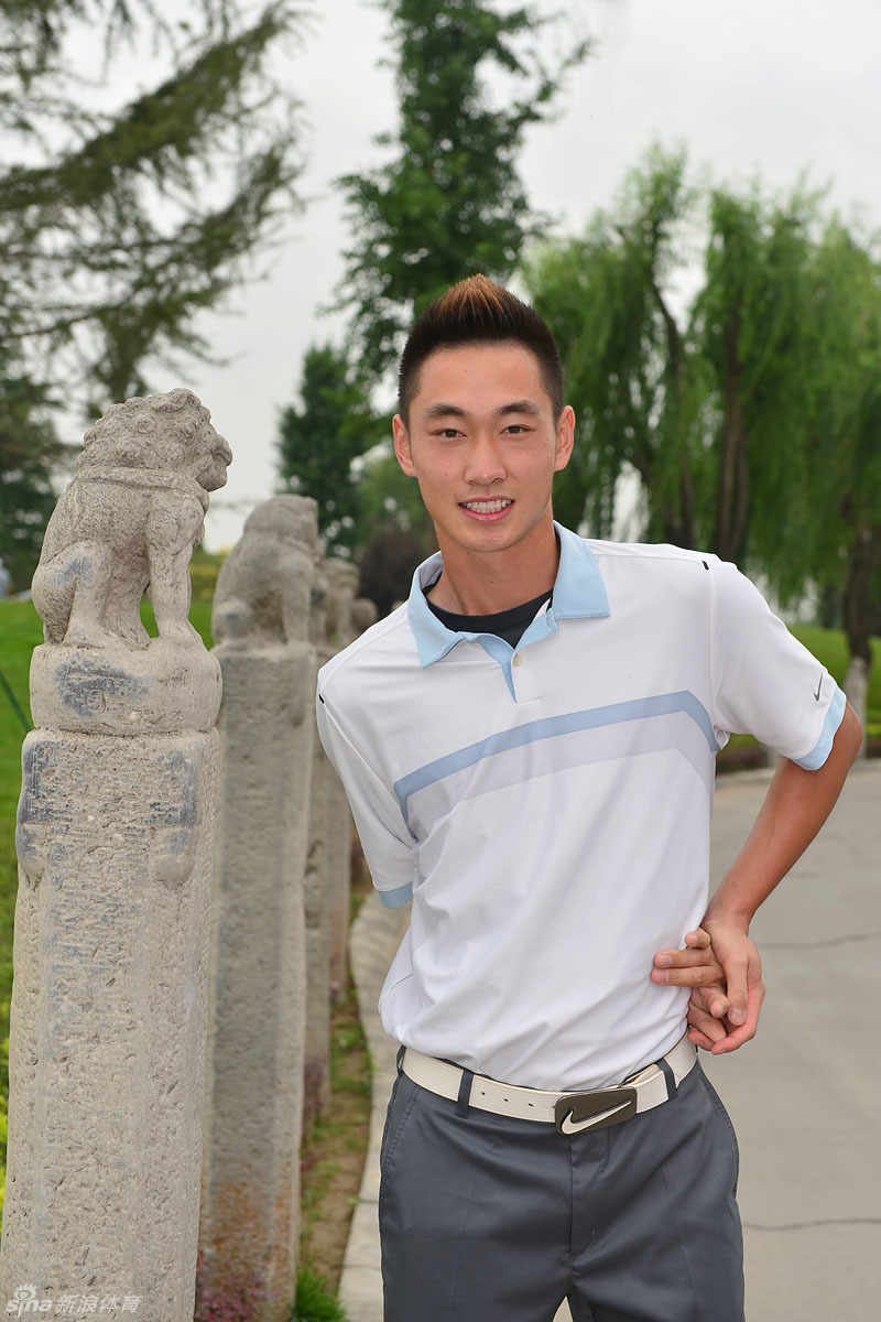 绿茵球道上，一位嘉宾正优雅挥杆，身姿挺拔，动作流畅而充满力量