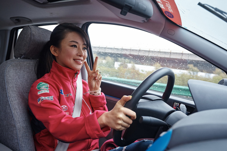 潘晓婷驾新能源汽车