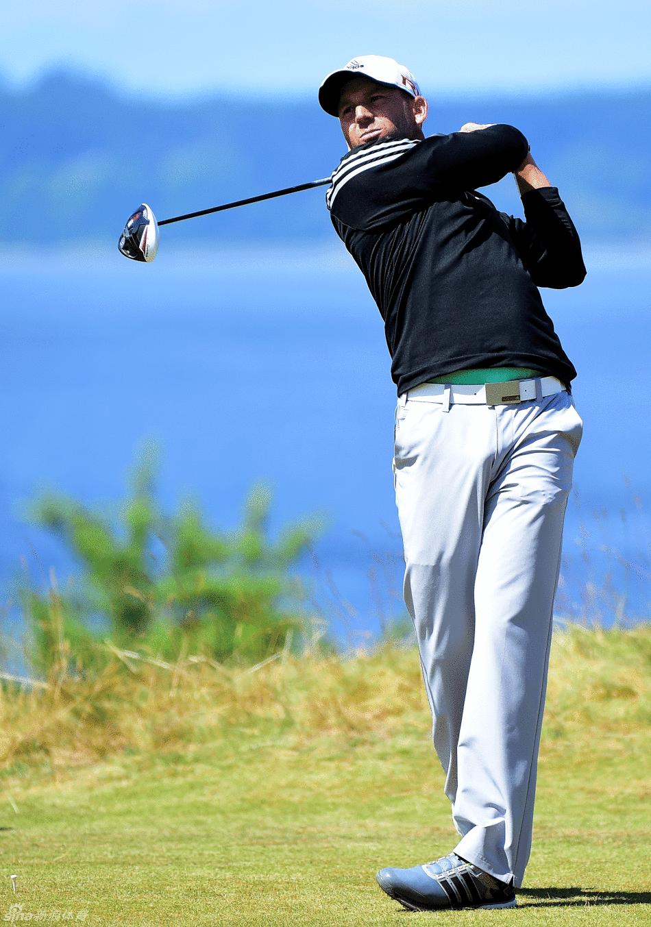 麦克罗伊送杆瞬间:身体完全面向目标,双臂舒展,完成力量向球传递的最终章。