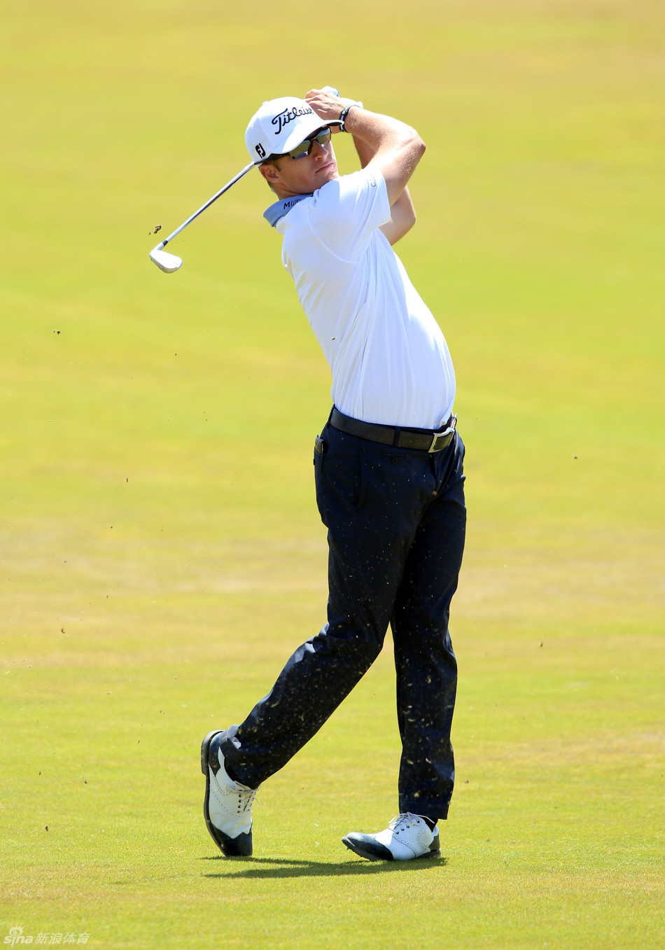 铁杆收杆平滑自然:重心完全转移,身体平衡优雅,标志着一次力量与精准兼备的成功击球。