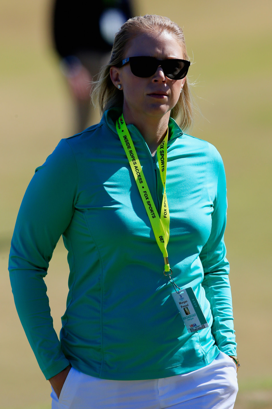 身着统一服装的赛事志愿者正在场边专注工作，他们的专业服务是这项顶级高尔夫锦标赛不可或缺的一部分。