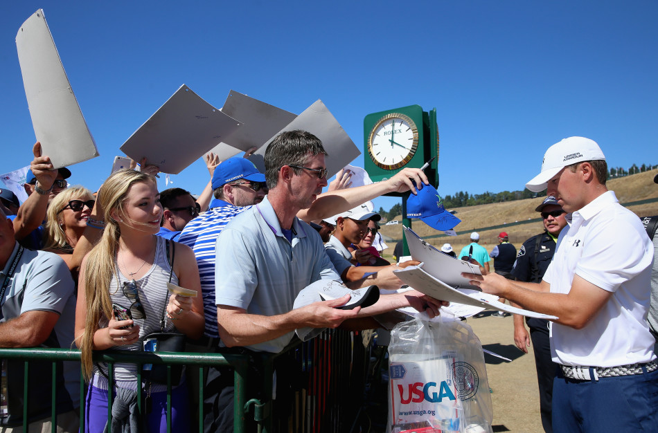 美国公开赛期间，钱伯斯湾球场宽阔的球道与起伏的果岭在阳光下展开，等待着世界级球员的挑战。