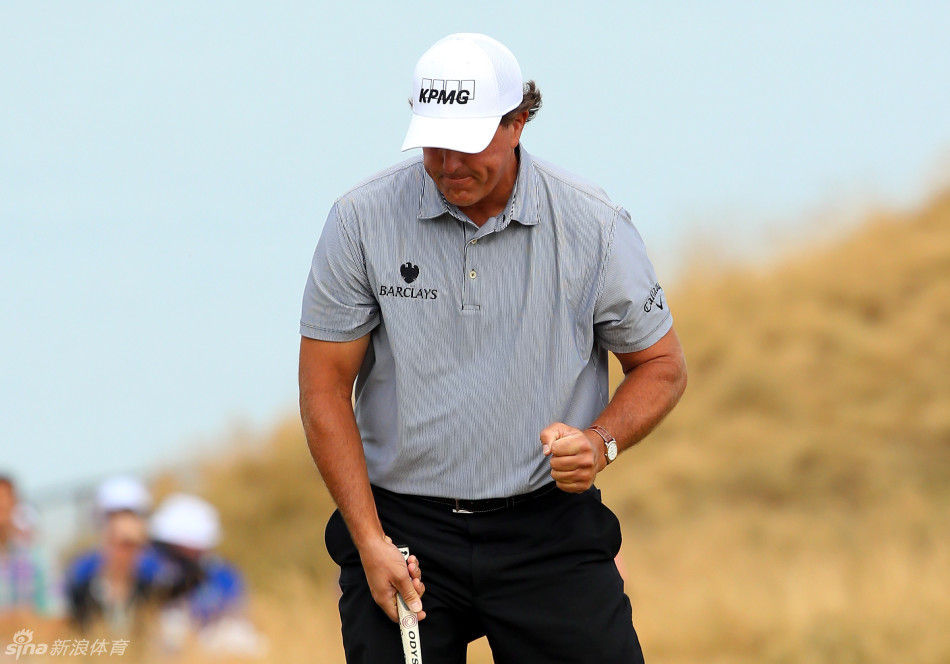 米克尔森挥出标志性冲拳庆祝,眼神中燃着对胜利的渴望