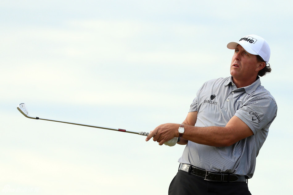 开球台上米克尔森目光如炬,专注凝视远方落球点